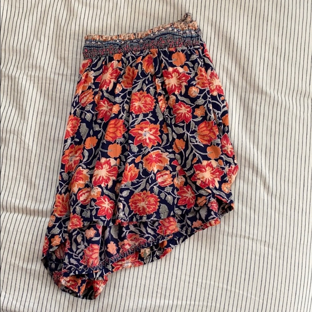 Flowered shorts with tie